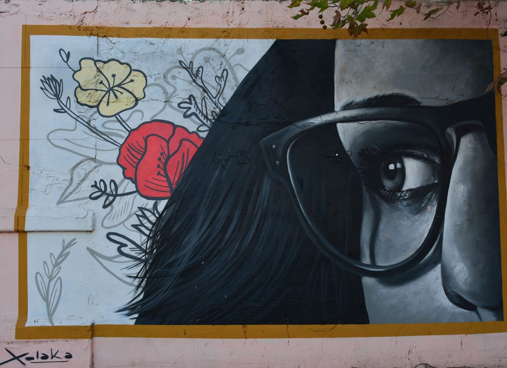 Profil visage femme avec lunettes regard porte vers la gauche - Street Art