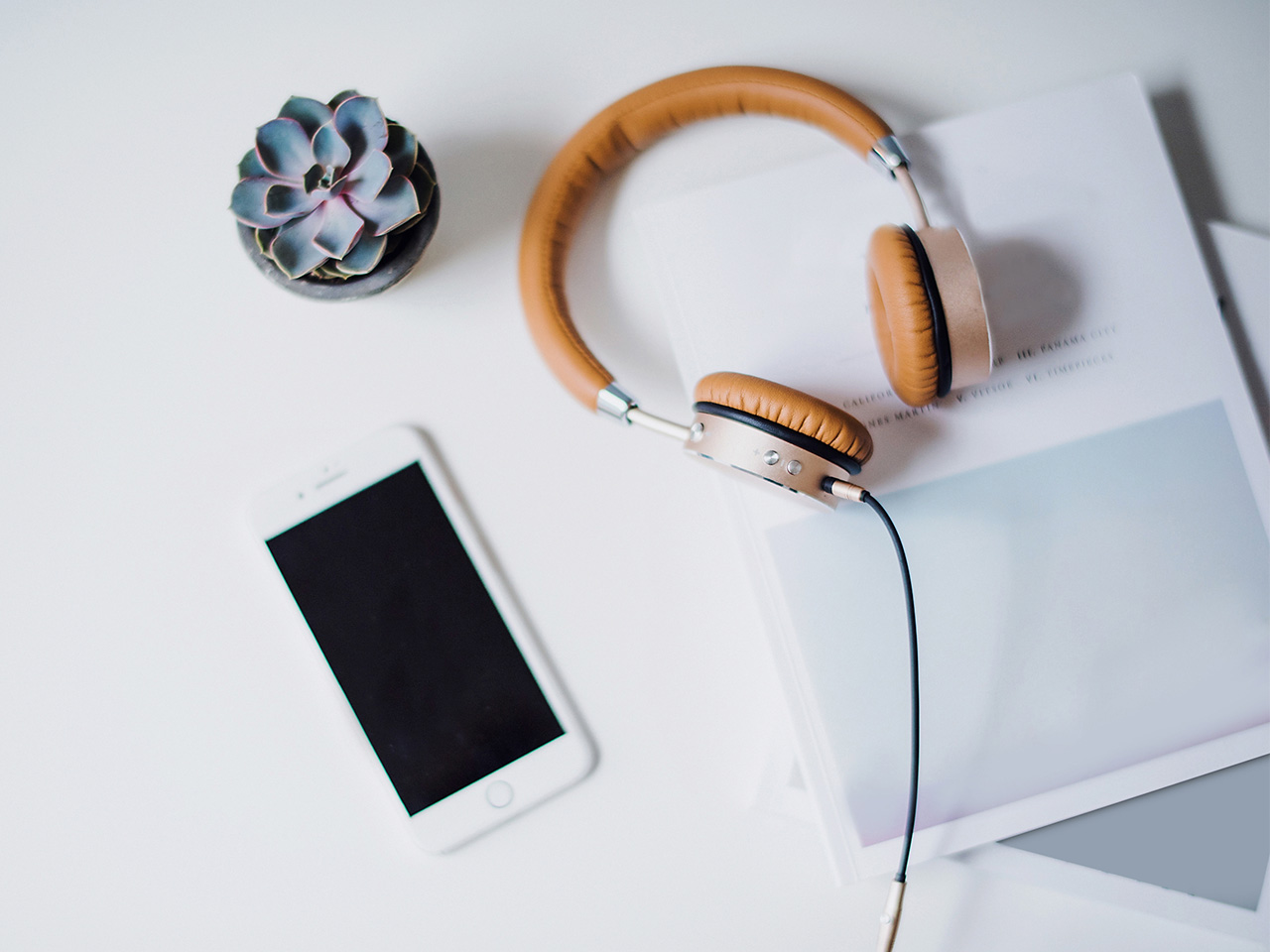 Ecran d'ordinateur portable sur page qui propose des extensions, paire de lunettes posées sur le clavier