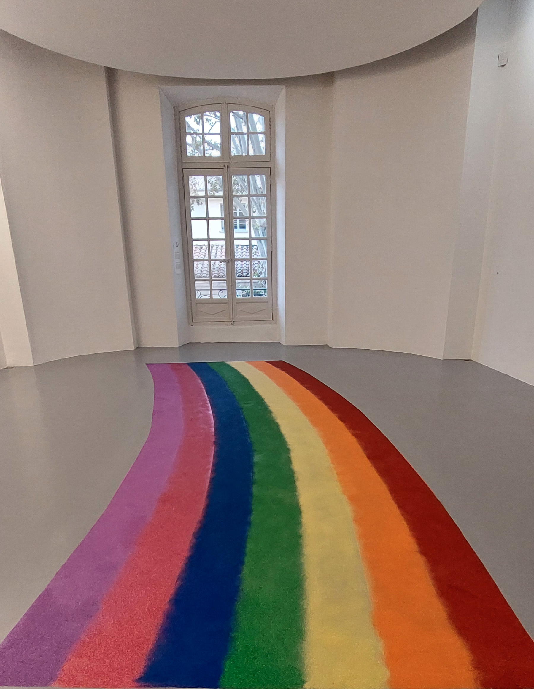 Arc en ciel en poudre éphémère posée au sol - Collection Lambert Avignon