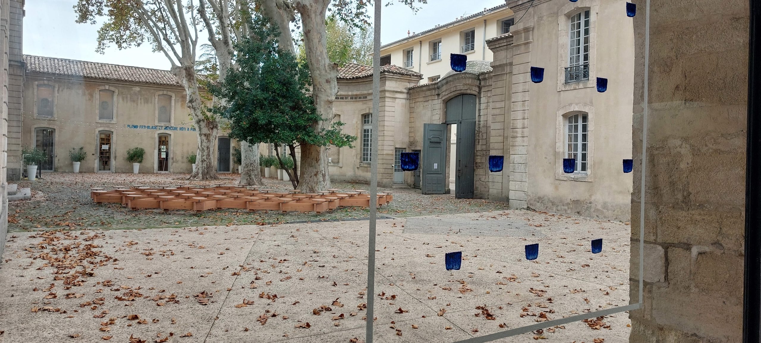 Patio Collection Lambert Avignon vu de la salle au mur coloré en 3D