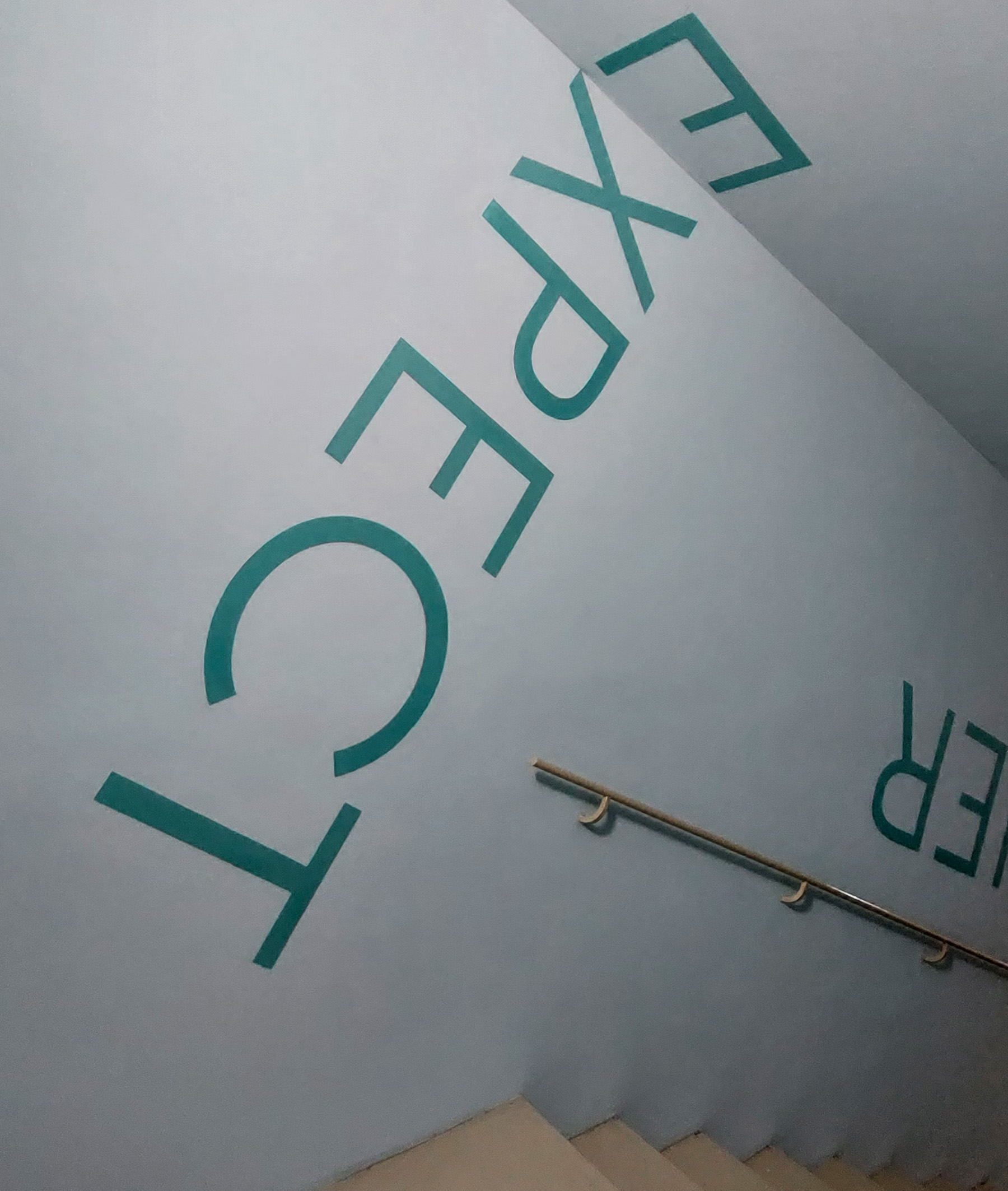 Expect - Mot peint sur les murs d'une cage d'escalier - Collection Lambert Avignon