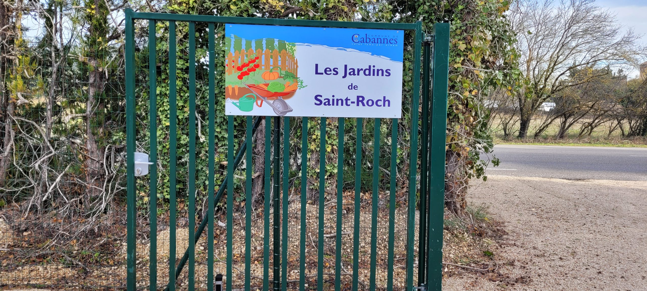 Pose du panneau sur portail Jardins partagés Cabannes