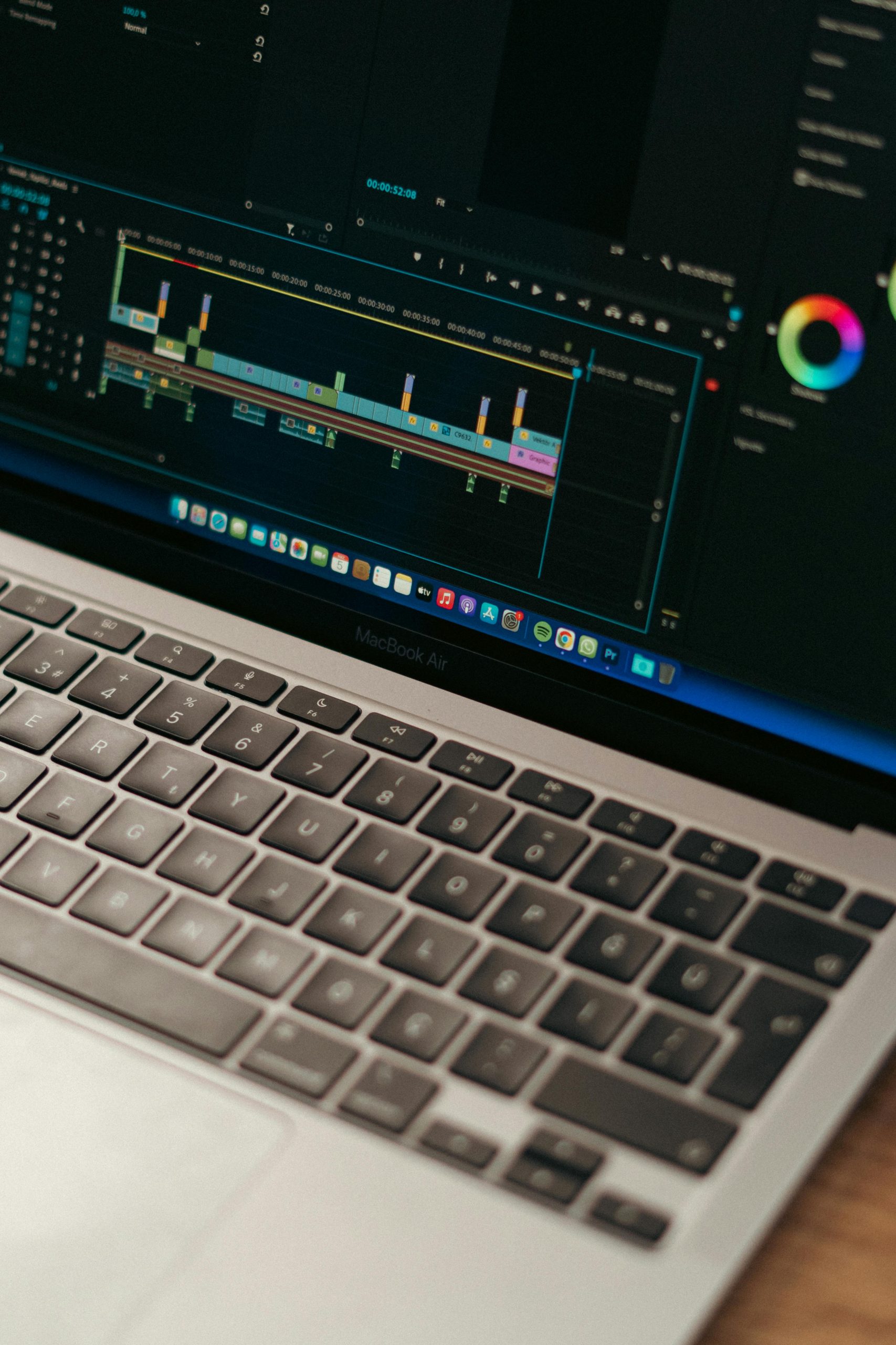pexels-muhammed-cetinkaya-470437330-17115908 Ecran ordinateur où l'on voit le back office d'un montage vidéo