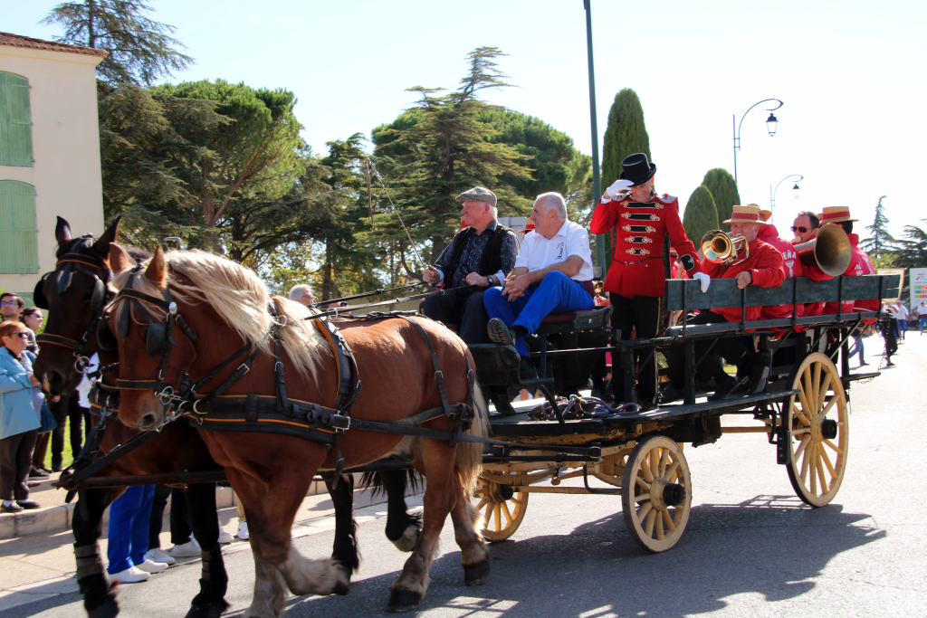 CharriotOrchestre Corso de la Charrette St Michel Cabannes 2024 - Chariot musiciens