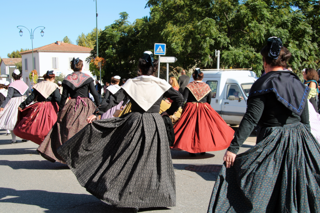 CorsoFemmesDos Corso de la Charrette St Michel Cabannes 2024 - Danseuses de dos