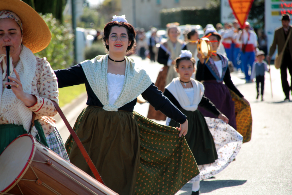 Defile1 Corso de la Charrette St Michel Cabannes 2024 - Danseuses de face