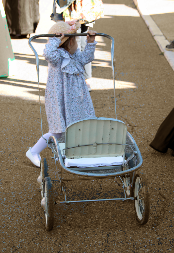 PetiteFillePoussette Corso de la Charrette St Michel Cabannes 2024 - Petite Fille et sa poussette