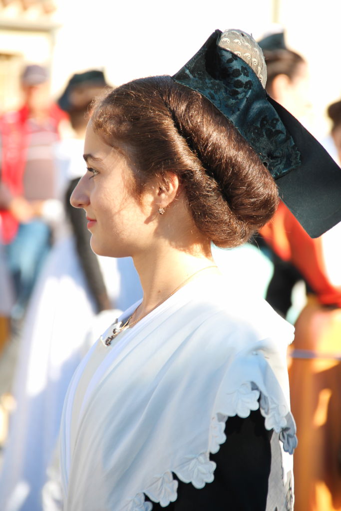 Profil1 Jeune femme en costume d'époque, vue de profil
